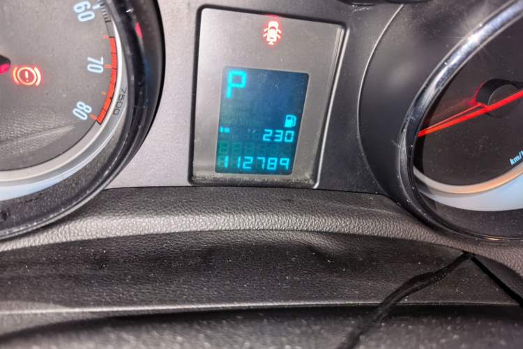 Used Buick Encore 2015 1.4T Automatic Two-Wheel Drive Urban Elite Version Odometer Close Up