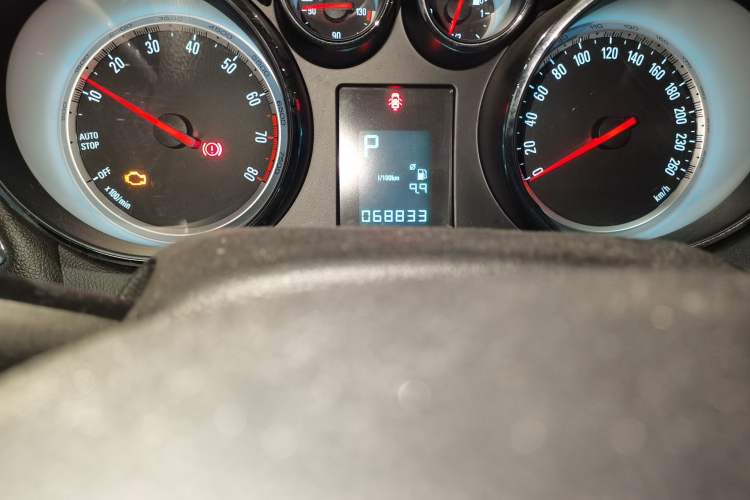 Used Buick Encore 2015 1.4T Automatic Two-Wheel Drive Urban Elite Version Odometer Close Up