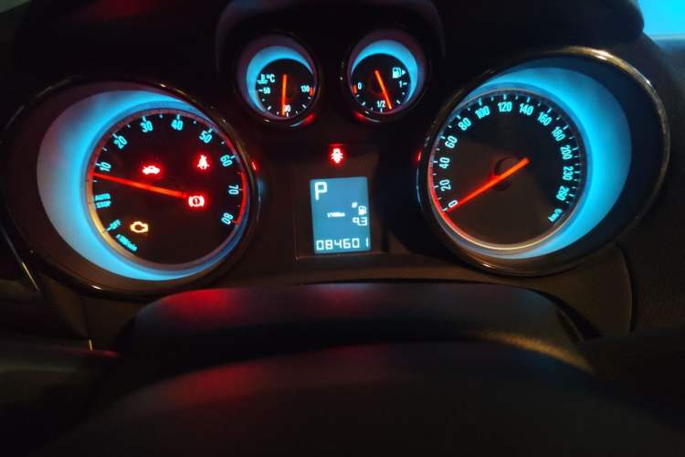Used Buick Encore 2015 1.4T Automatic Two-Wheel Drive Urban Elite Version Odometer Close Up