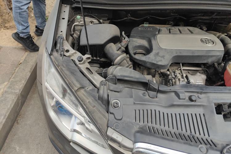 Used Buick Encore 2015 1.4T Automatic Two-Wheel Drive Urban Elite Version Engine Bay Right