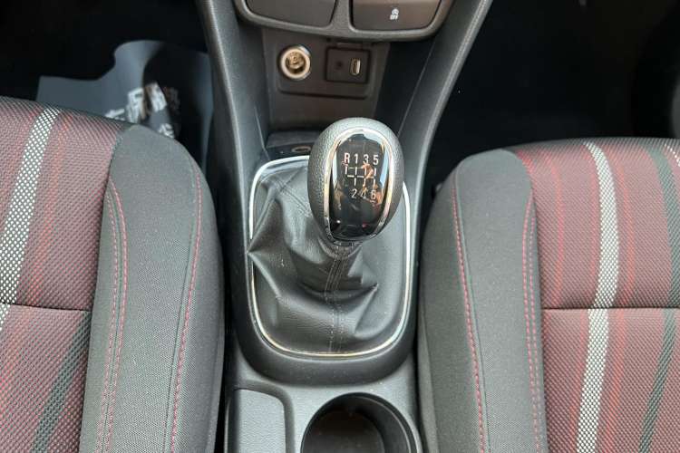 Used Buick Encore 2015 1.4T Manual Two-Wheel Drive Urban Advanced Model Gear Lever
