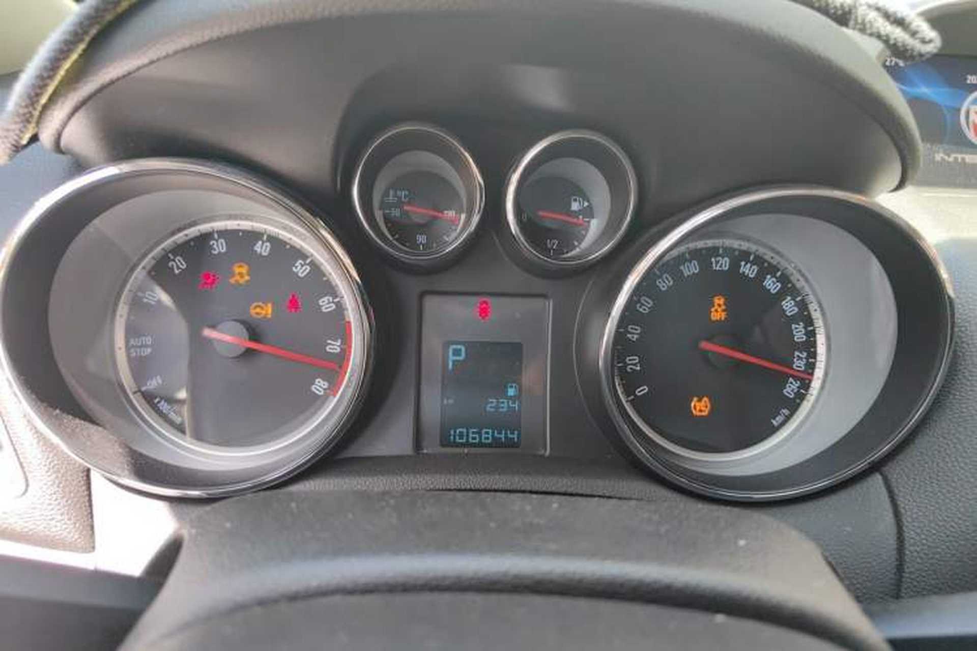 Used Buick Encore 2015 1.4T Automatic Two-Wheel Drive Urban Leading Model Instrument Cluster