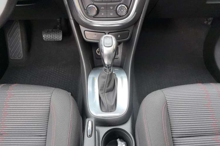 Used Buick Encore 2015 1.4T Automatic Two-Wheel Drive Urban Elite Version Interior 7