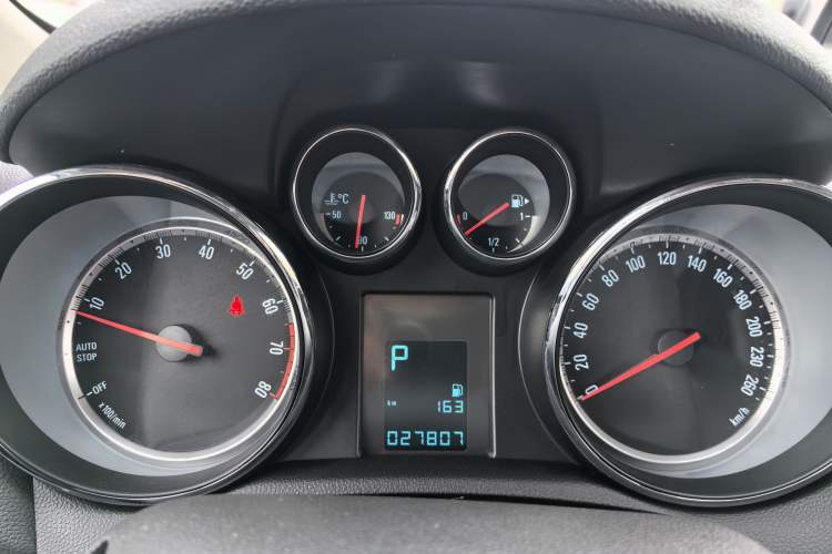 Used Buick Encore 2015 1.4T Automatic Two-Wheel Drive Urban Elite Version Odometer Close Up