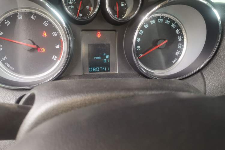 Used Buick Encore 2015 1.4T Manual Two-Wheel Drive Urban Advanced Model Odometer Close Up