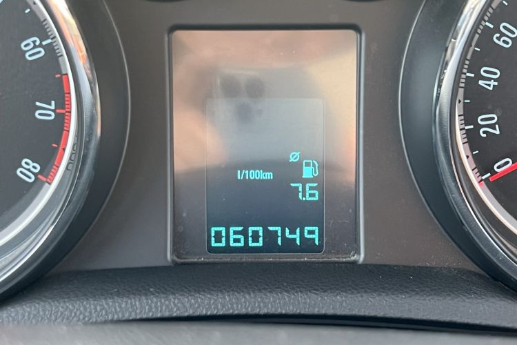 Used Buick Encore 2015 1.4T Manual Two-Wheel Drive Urban Advanced Model Odometer Close Up