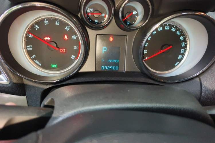 Used Buick Encore 2015 1.4T Automatic Two-Wheel Drive Urban Leading Model Odometer Close Up
