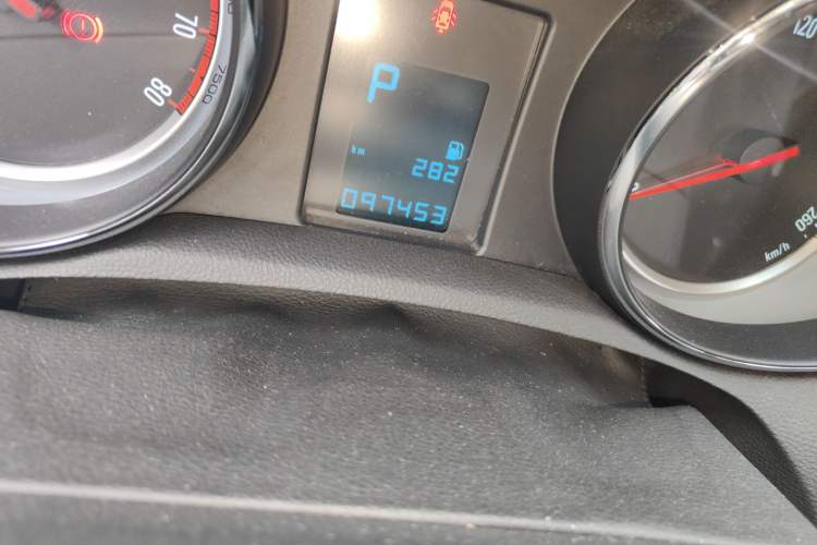 Used Buick Encore 2015 1.4T Automatic Two-Wheel Drive Urban Elite Version Odometer Close Up