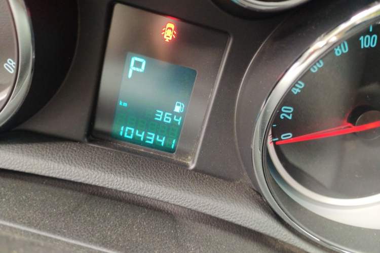 Used Buick Encore 2015 1.4T Automatic Two-Wheel Drive Urban Elite Version Odometer Close Up