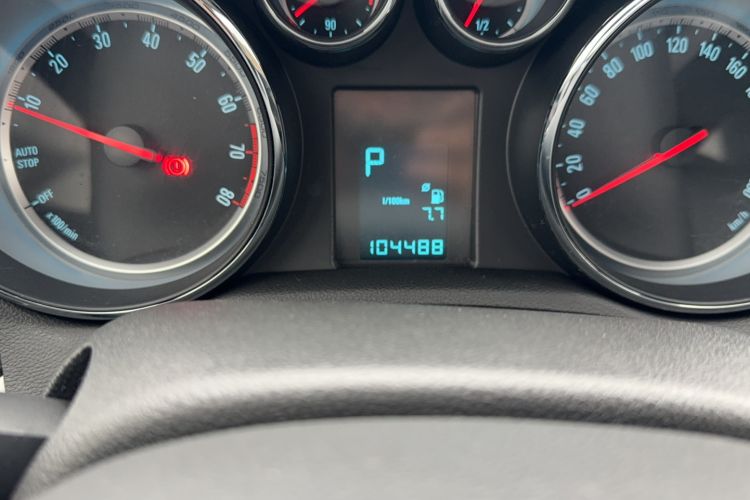 Used Buick Encore 2015 1.4T Automatic Two-Wheel Drive Urban Elite Version Odometer Close Up