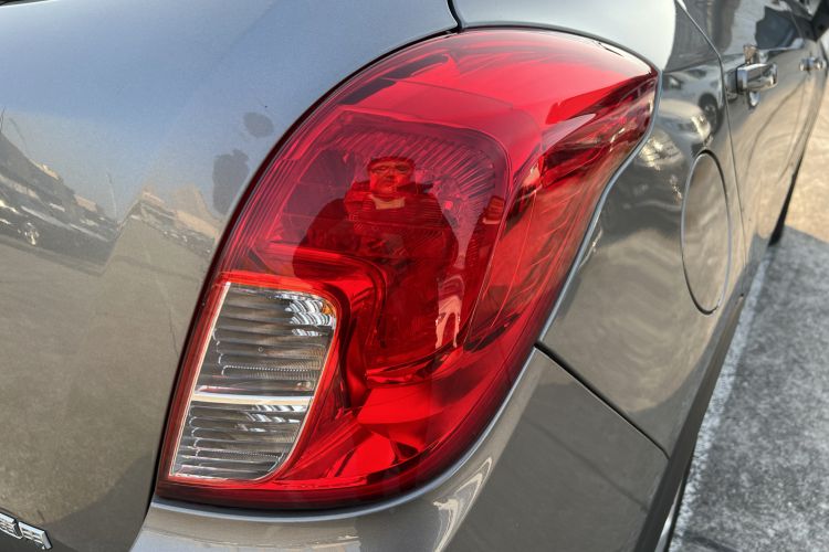 Used Buick Encore 2015 1.4T Manual Two-Wheel Drive Urban Advanced Model Right Rear Taillight
