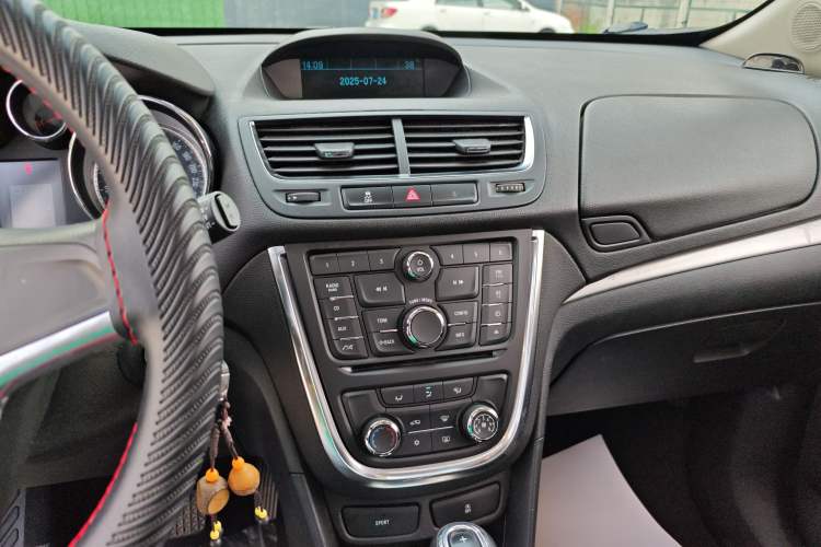 Used Buick Encore 2015 1.4T Automatic Two-Wheel Drive Urban Elite Version Audio And AC Panel