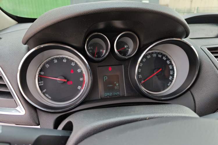 Used Buick Encore 2015 1.4T Automatic Two-Wheel Drive Urban Elite Version Instrument Cluster