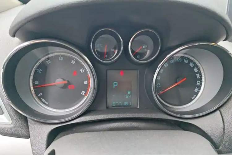 Used Buick Encore 2015 1.4T Automatic Two-Wheel Drive Urban Elite Version Odometer Close Up