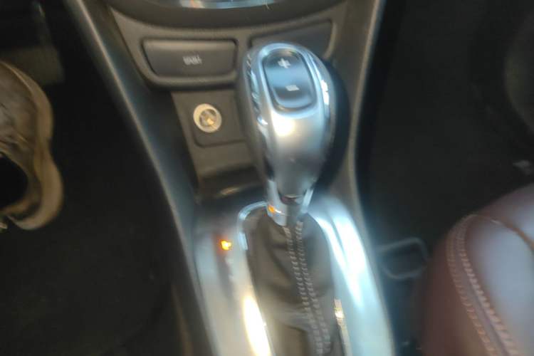 Used Buick Encore 2015 1.4T Automatic Two-Wheel Drive Urban Elite Version Gear Lever