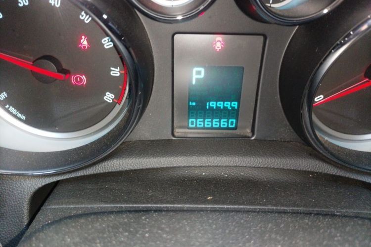 Used Buick Encore 2015 1.4T Automatic Two-Wheel Drive Urban Elite Version Odometer Close Up
