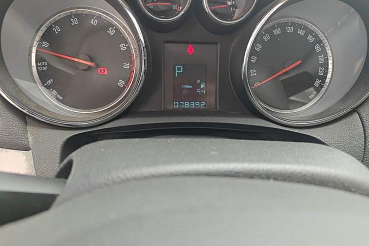 Used Buick Encore 2015 1.4T Automatic Two-Wheel Drive Urban Elite Version Odometer Close Up