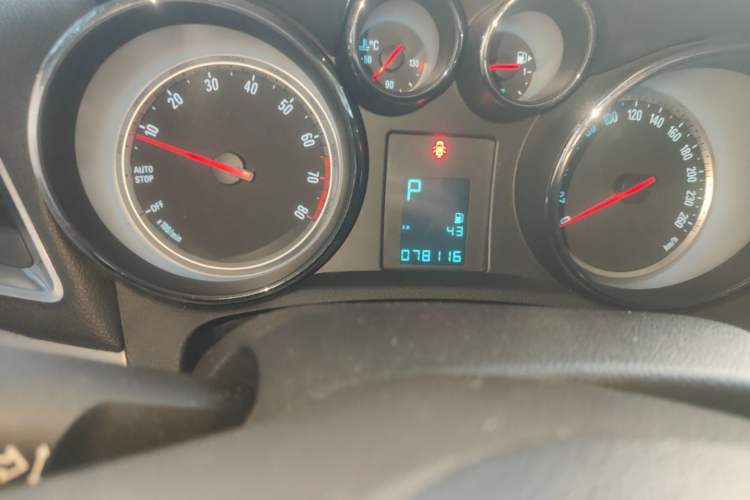 Used Buick Encore 2015 1.4T Automatic Two-Wheel Drive Urban Elite Version Odometer Close Up