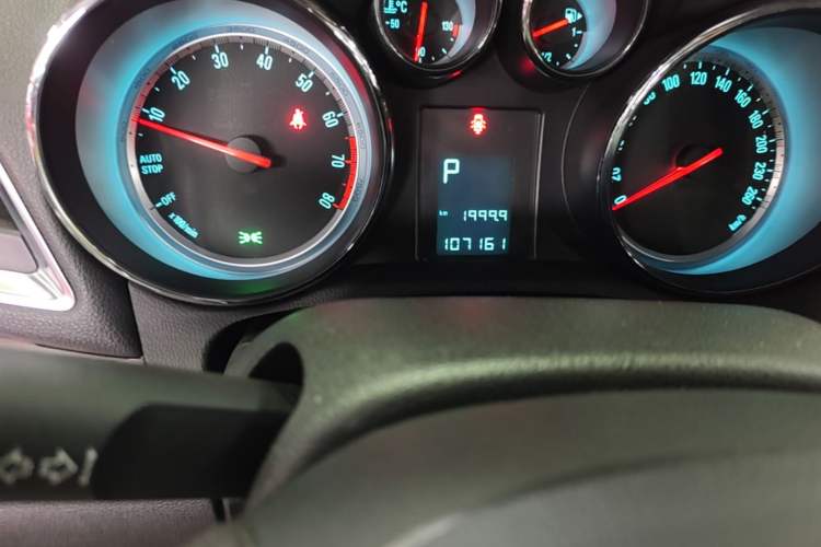 Used Buick Encore 2015 1.4T Automatic Two-Wheel Drive Urban Leading Model Odometer Close Up