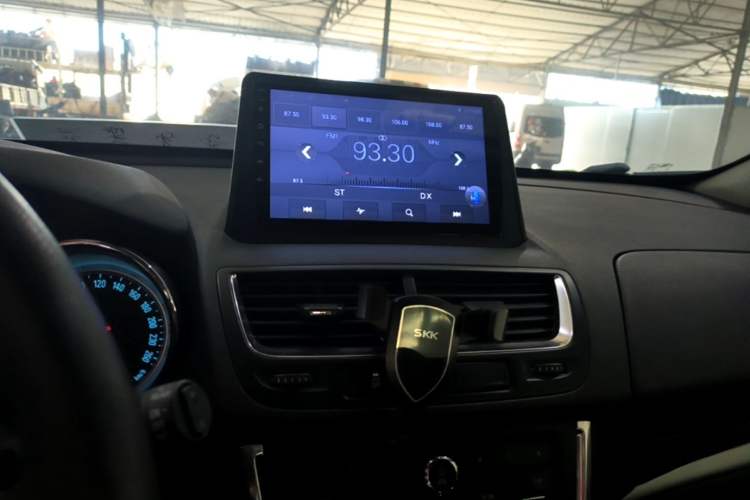 Used Buick Encore 2015 1.4T Automatic Two-Wheel Drive Urban Elite Version Audio And AC Panel