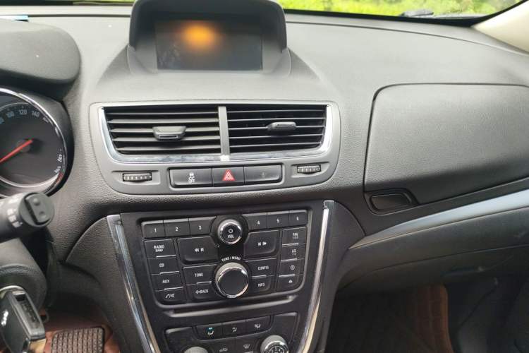 Used Buick Encore 2015 1.4T Automatic Two-Wheel Drive Urban Elite Version Audio And AC Panel