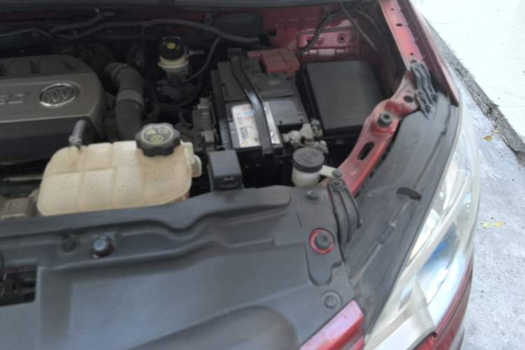 Used Buick Encore 2015 1.4T Automatic Two-Wheel Drive Urban Elite Version Engine Bay Left