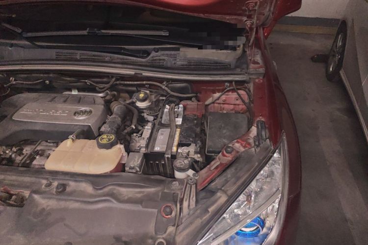 Used Buick Encore 2015 1.4T Automatic Two-Wheel Drive Urban Elite Version Engine Bay Left