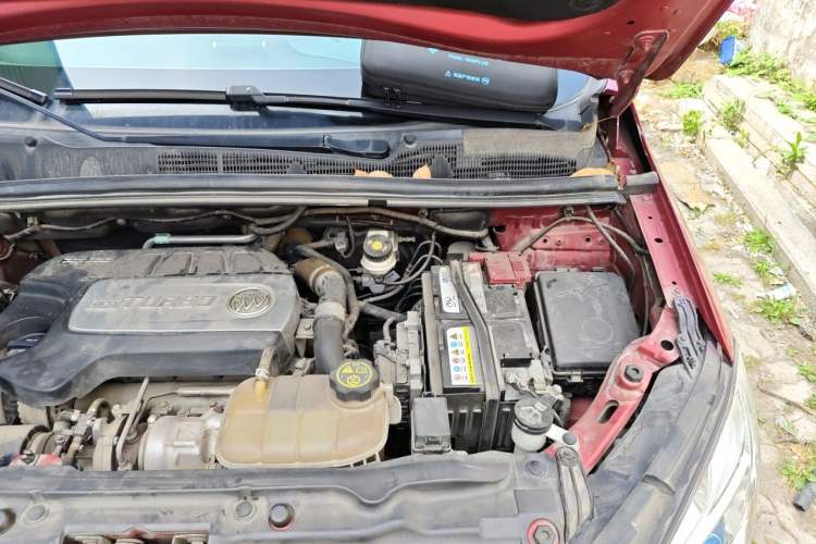 Used Buick Encore 2015 1.4T Automatic Two-Wheel Drive Urban Elite Version Engine Bay Left