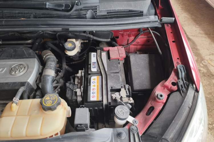 Used Buick Encore 2015 1.4T Automatic Two-Wheel Drive Urban Elite Version Engine Bay Left