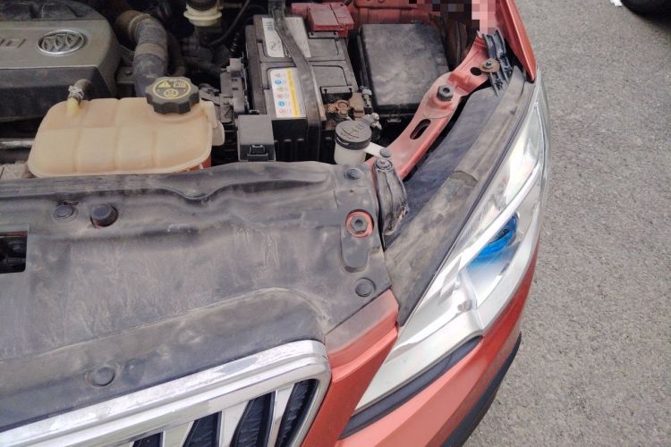 Used Buick Encore 2015 1.4T Automatic Two-Wheel Drive Urban Elite Version Engine Bay Left