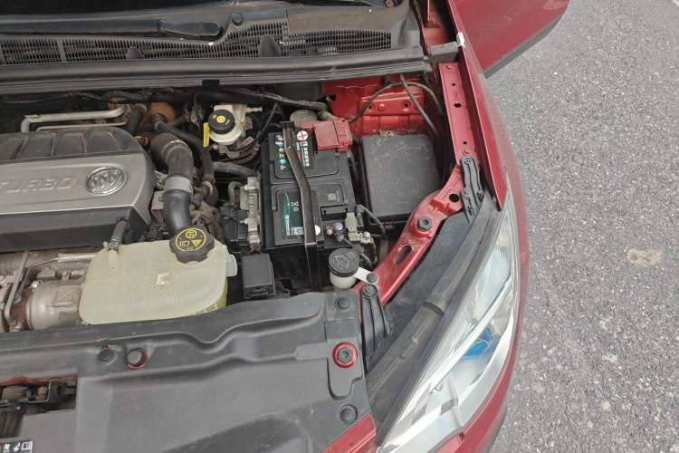Used Buick Encore 2015 1.4T Automatic Two-Wheel Drive Urban Elite Version Engine Bay Left