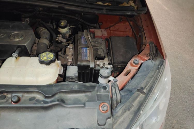 Used Buick Encore 2015 1.4T Automatic Two-Wheel Drive Urban Elite Version Engine Bay Left