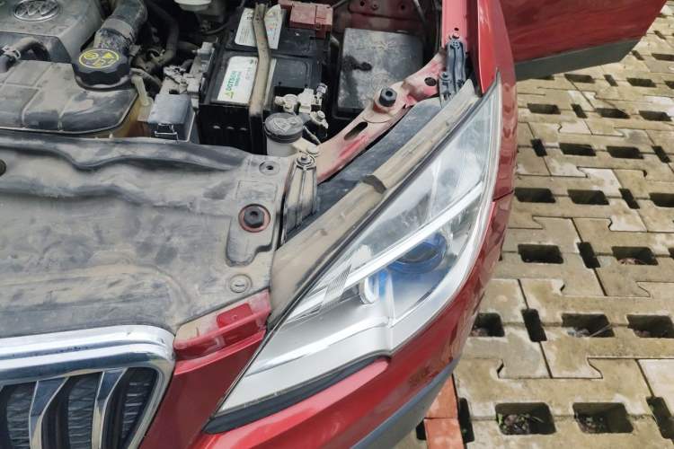 Used Buick Encore 2015 1.4T Automatic Two-Wheel Drive Urban Elite Version Engine Bay Left