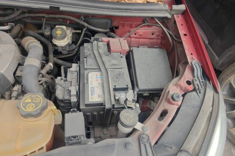 Used Buick Encore 2015 1.4T Automatic Two-Wheel Drive Urban Elite Version Engine Bay Left