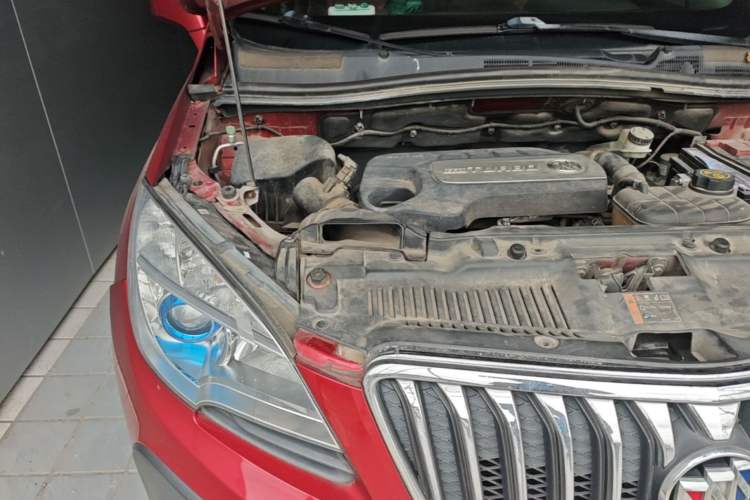 Used Buick Encore 2015 1.4T Automatic Two-Wheel Drive Urban Elite Version Engine Bay Right