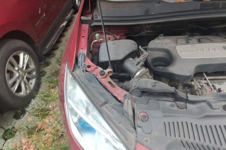 Used Buick Encore 2015 1.4T Automatic Two-Wheel Drive Urban Elite Version Engine Bay Right