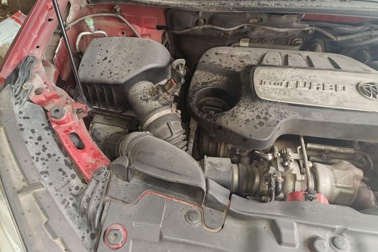 Used Buick Encore 2015 1.4T Automatic Two-Wheel Drive Urban Elite Version Engine Bay Right