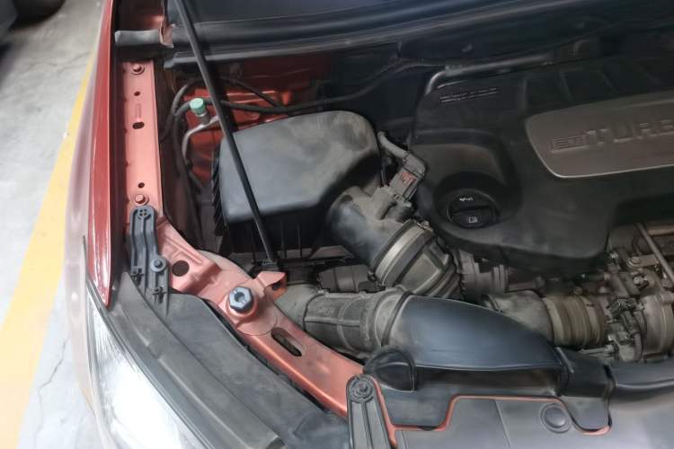 Used Buick Encore 2015 1.4T Automatic Two-Wheel Drive Urban Elite Version Engine Bay Right