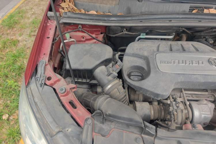 Used Buick Encore 2015 1.4T Automatic Two-Wheel Drive Urban Elite Version Engine Bay Right