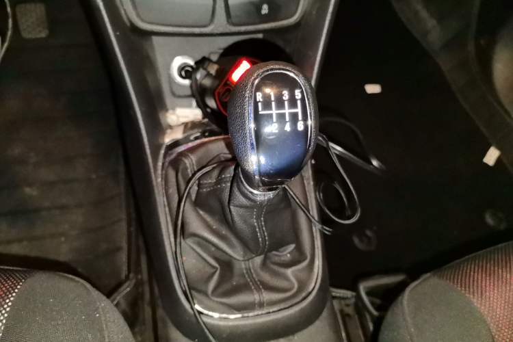 Used Buick Encore 2015 1.4T Manual Two-Wheel Drive Urban Advanced Model Gear Lever