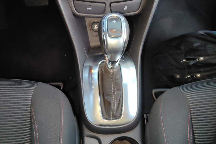 Used Buick Encore 2015 1.4T Automatic Two-Wheel Drive Urban Elite Version Gear Lever