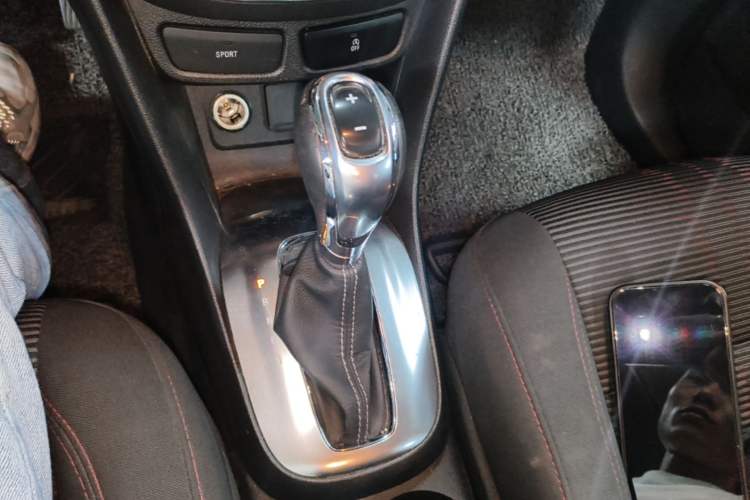 Used Buick Encore 2015 1.4T Automatic Two-Wheel Drive Urban Elite Version Gear Lever