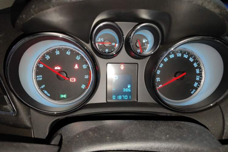 Used Buick Encore 2015 1.4T Automatic Two-Wheel Drive Urban Leading Model Instrument Cluster