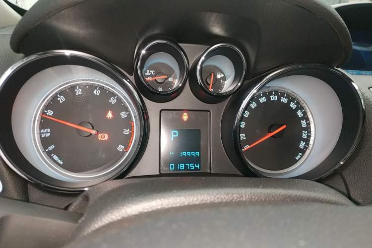 Used Buick Encore 2015 1.4T Automatic Two-Wheel Drive Urban Leading Model Instrument Cluster