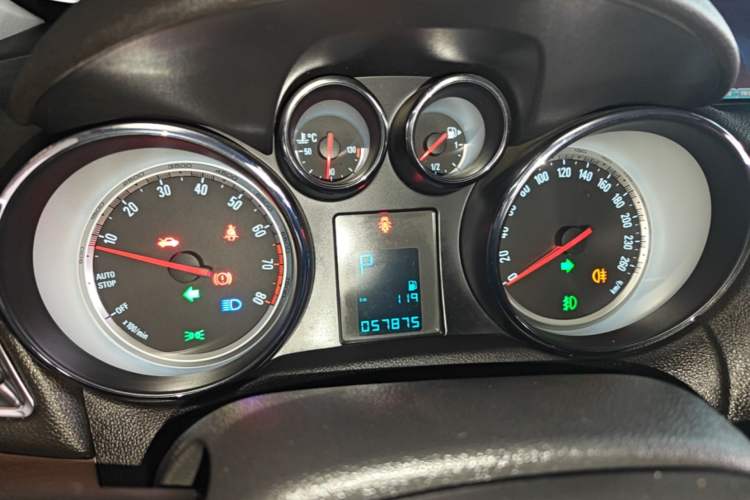 Used Buick Encore 2015 1.4T Automatic Two-Wheel Drive Urban Leading Model Instrument Cluster