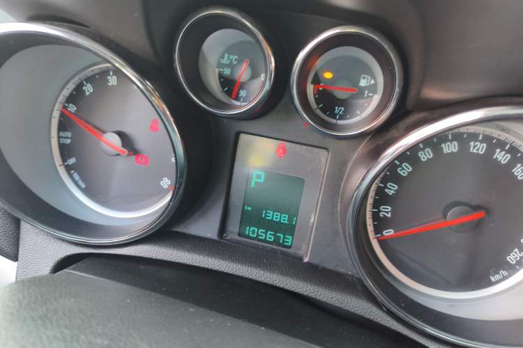 Used Buick Encore 2015 1.4T Automatic Two-Wheel Drive Urban Leading Model Instrument Cluster