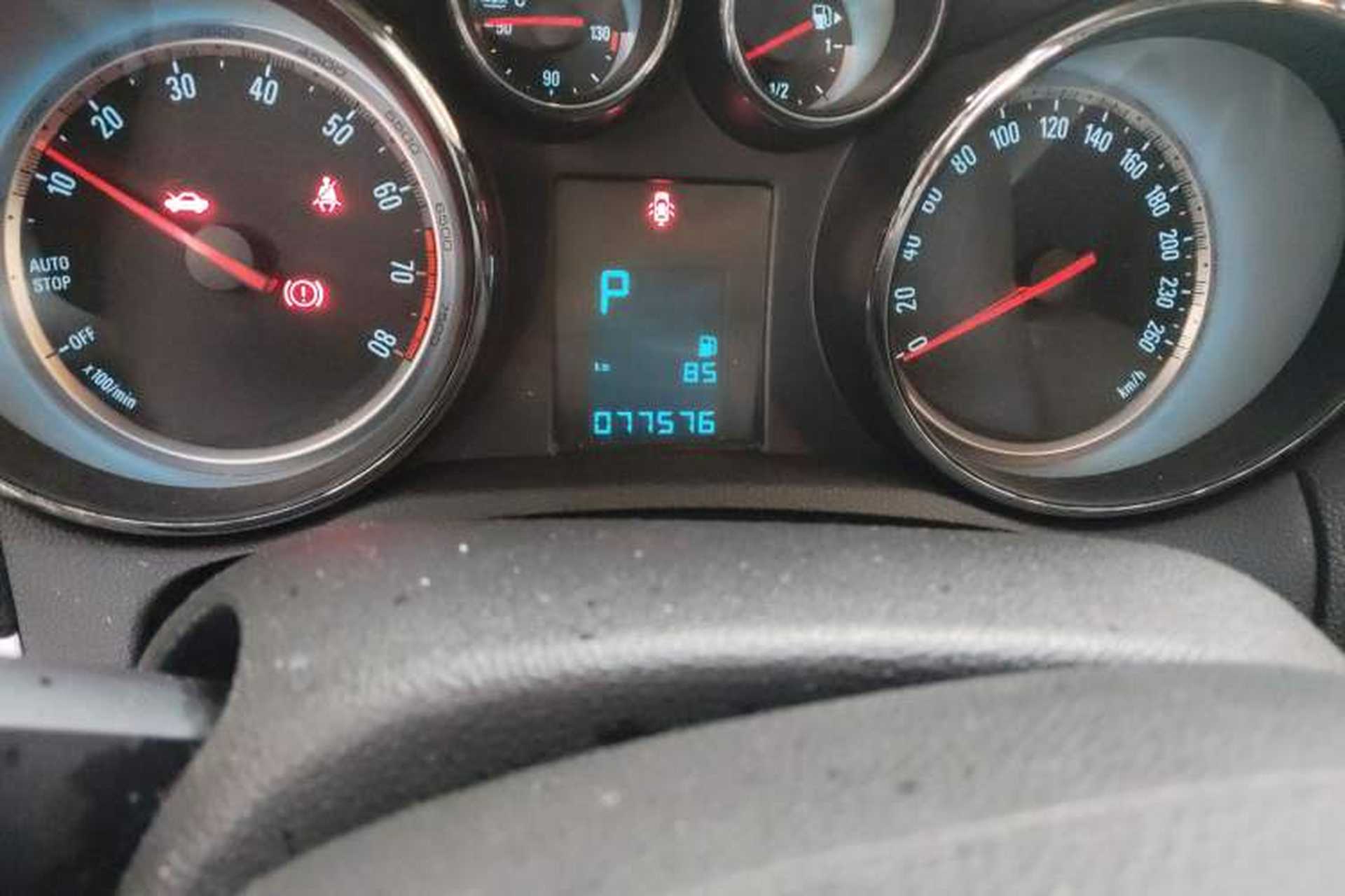 Used Buick Encore 2015 1.4T Automatic Two-Wheel Drive Urban Elite Version Odometer Close Up