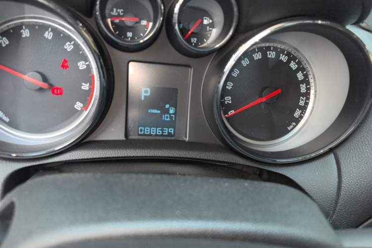 Used Buick Encore 2015 1.4T Automatic Two-Wheel Drive Urban Elite Version Odometer Close Up
