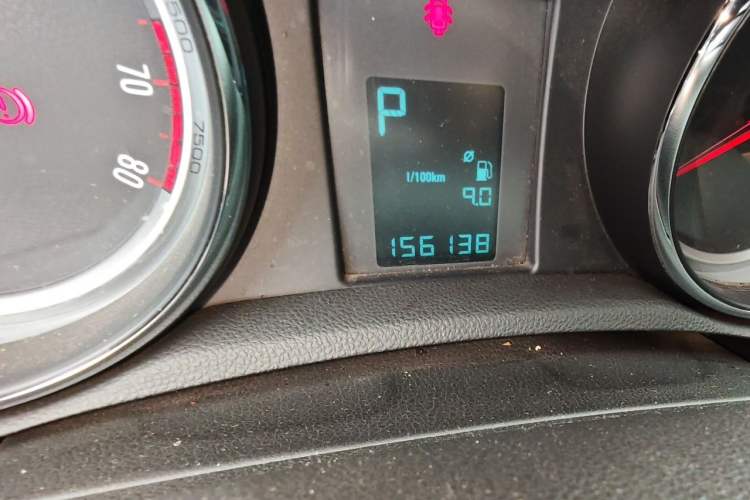 Used Buick Encore 2015 1.4T Automatic Two-Wheel Drive Urban Leading Model Odometer Close Up