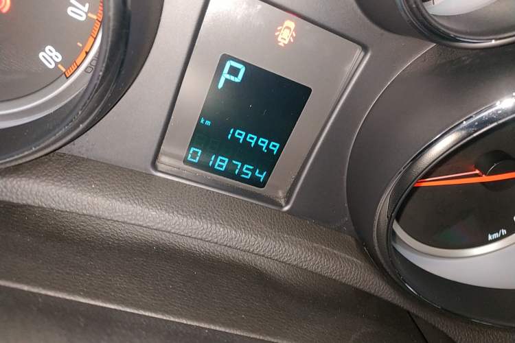 Used Buick Encore 2015 1.4T Automatic Two-Wheel Drive Urban Leading Model Odometer Close Up